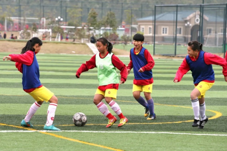 恒大足校發文：首批培養球員張琳豔榮膺2024中國女子金球獎