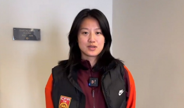 汪琳琳：範迪克是我的偶像和目標，希望變成他那樣全麵的中後衛