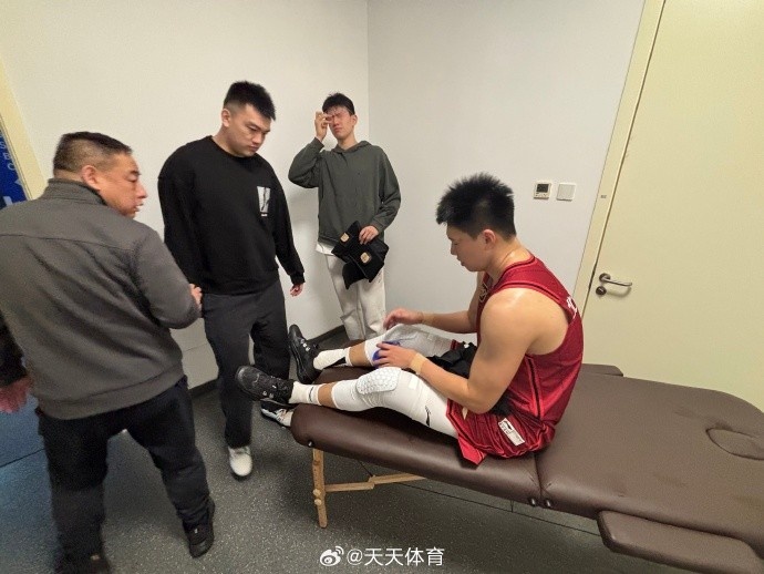 京媒：雷蒙感覺小腿外側肌肉拉傷 今晚缺陣&明天去醫院檢查