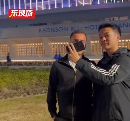 塞爾吉尼奧現身上海八萬人體育場，並與球迷親切打招呼合影