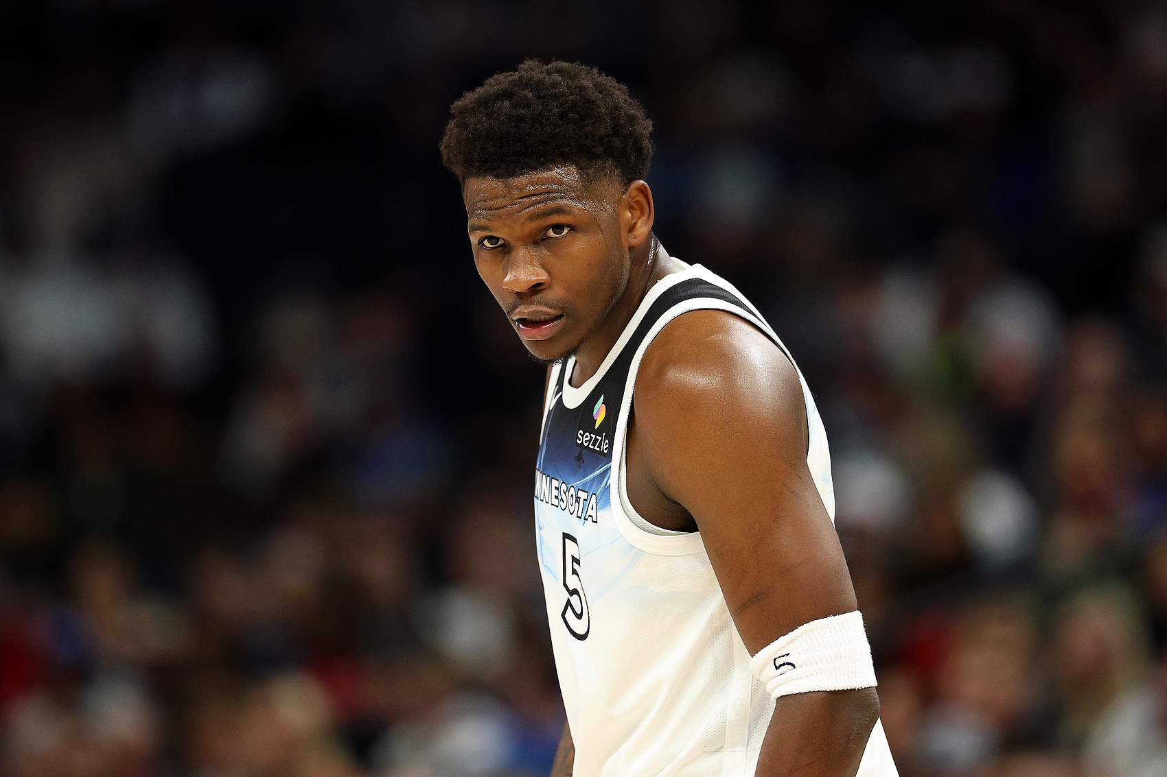 ❗NBA官方：愛德華茲本賽季累計16次技術犯規 停薪禁賽一場